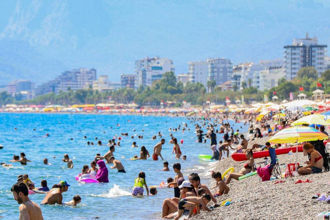 Denize giren terleyerek çıkıyor! O ilde deniz suyu 28 dereceye kadar çıktı, yerli ve yabancı turistler oraya akın ediyor 20